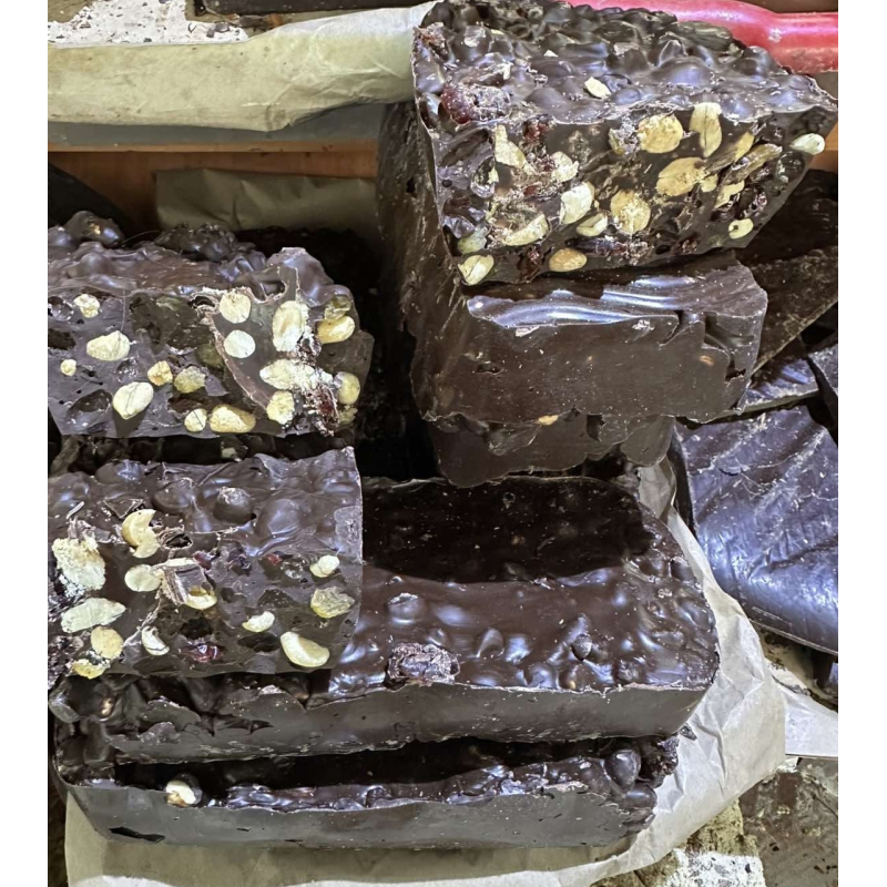 Чорний шоколад ваговий з журавлиною та арахісом